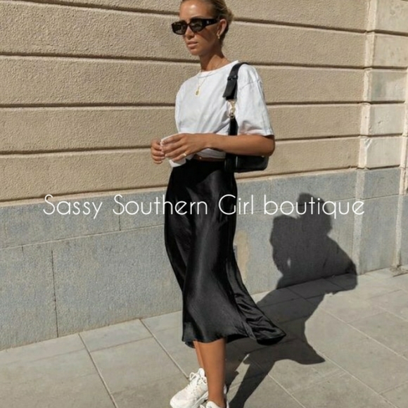 🆕⭐ Black matte satin midi skirt - Picture 3 of 11